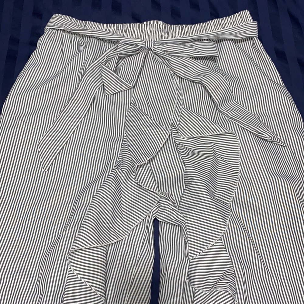 Women’s wide leg ruffle pants, Size L